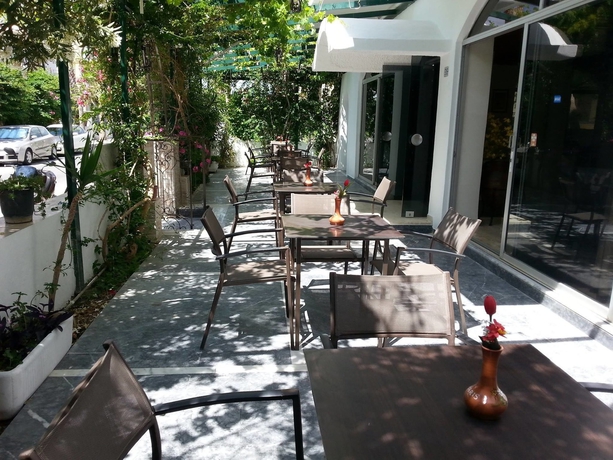 Imagen del bar/restaurante del Hotel Karis. Foto 3