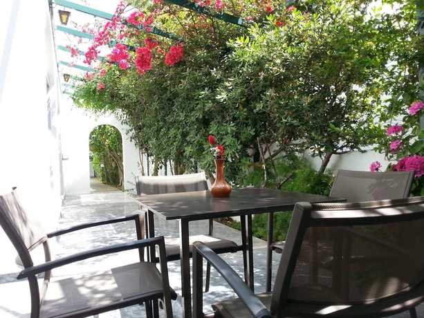Imagen de los exteriores del Hotel Karis. Foto 4