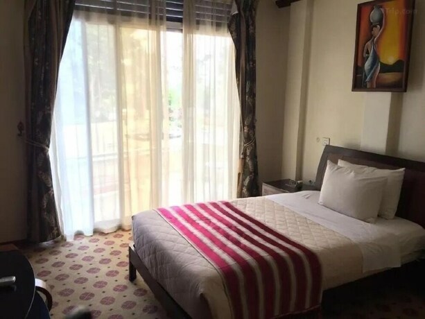 Imagen de la habitación del Hotel Karisimbi. Foto 19