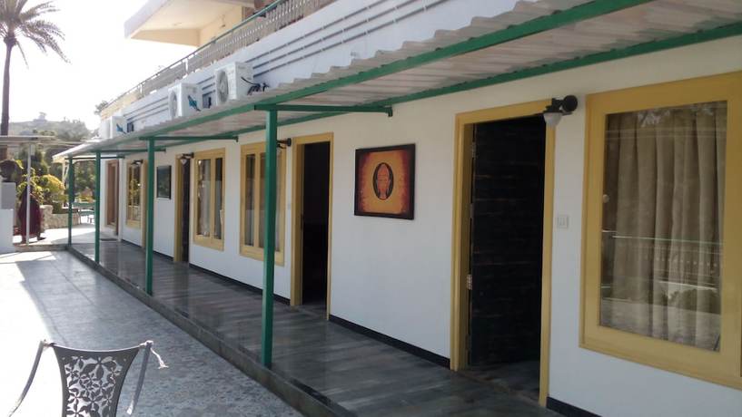 Imagen del bar/restaurante del Hotel Karnavati. Foto 4