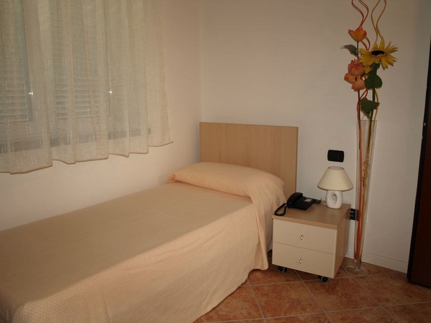 Imagen de la habitación del Hotel Karol. Foto 4