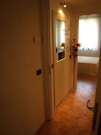 Imagen de la habitación del Hotel Karol. Foto 6