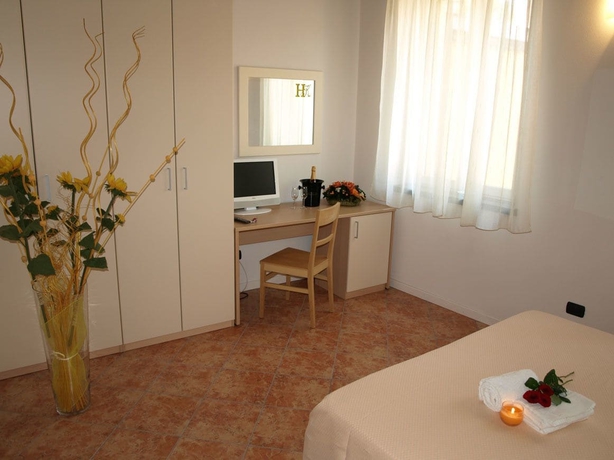 Imagen de la habitación del Hotel Karol. Foto 7