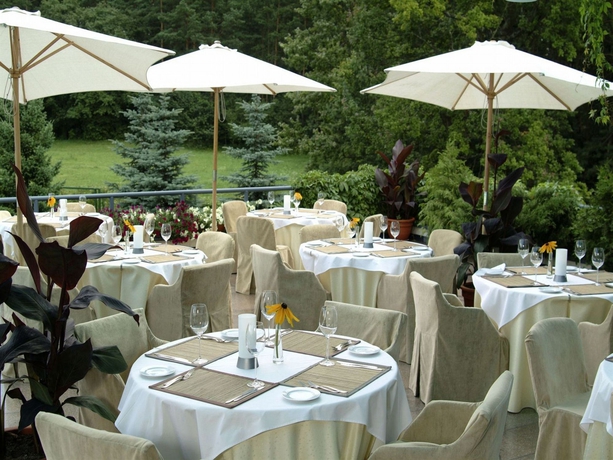 Imagen del bar/restaurante del Hotel Karolina Park and Conference Center. Foto 2