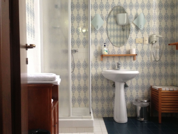 Imagen de la habitación del Hotel Karolstay Guesthouse Roma. Foto 9