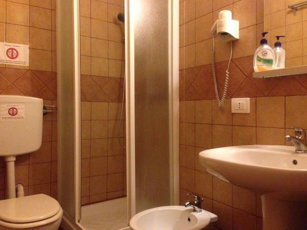 Imagen de la habitación del Hotel Karolstay Guesthouse Roma. Foto 12