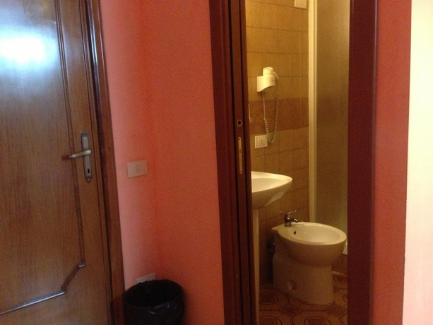 Imagen de la habitación del Hotel Karolstay Guesthouse Roma. Foto 13