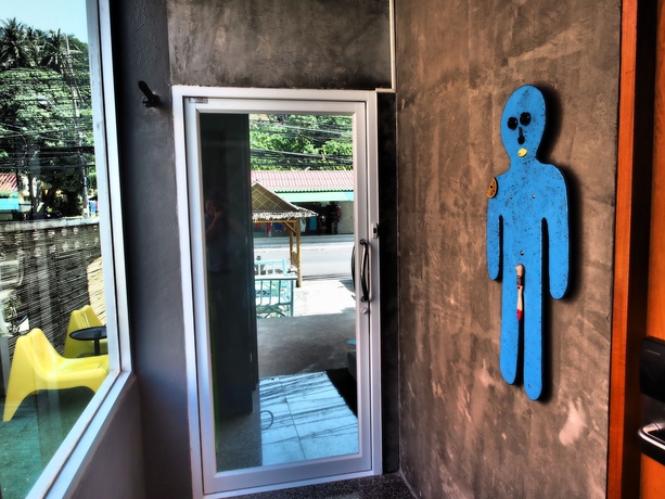 Imagen de los interiores del Hotel Karon Living Room. Foto 8