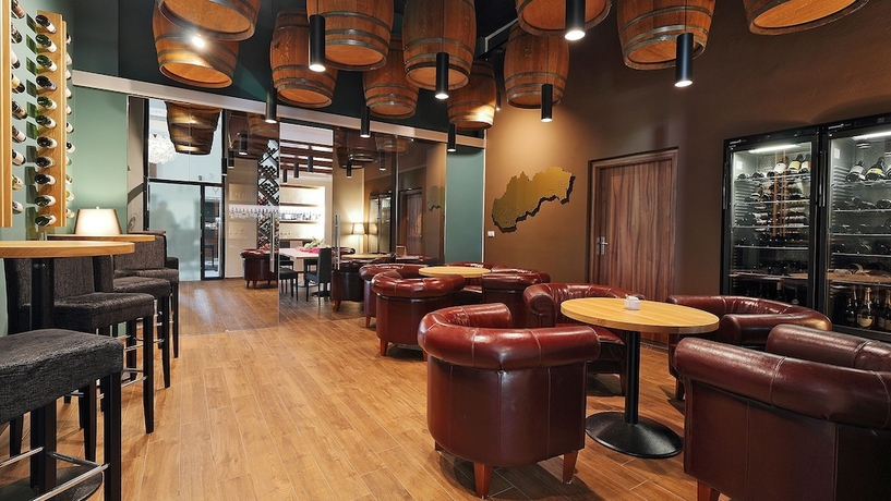 Imagen del bar/restaurante del Hotel Karpatia. Foto 3