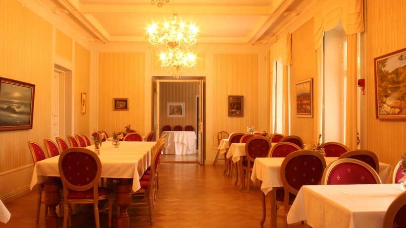 Imagen del bar/restaurante del Hotel Kartanohotelli Karhulan Hovi. Foto 5