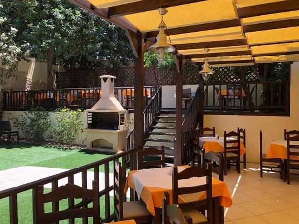Imagen de los exteriores del Hotel Karteros. Foto 16