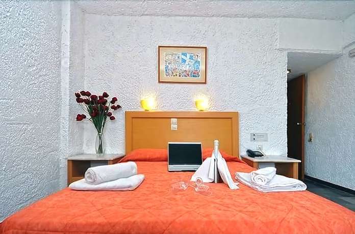 Imagen de la habitación del Hotel Karteros. Foto 9