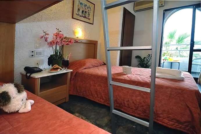 Imagen de la habitación del Hotel Karteros. Foto 14