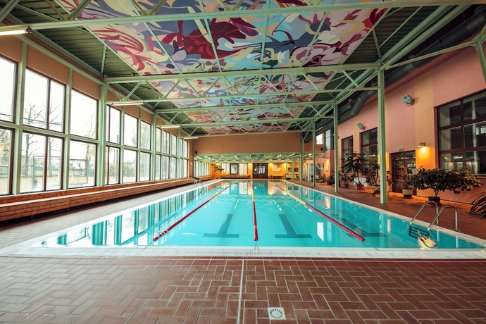 Imagen de la piscina del Hotel Ka&scaron;tieľ Mojm&iacute;rovce. Foto 15