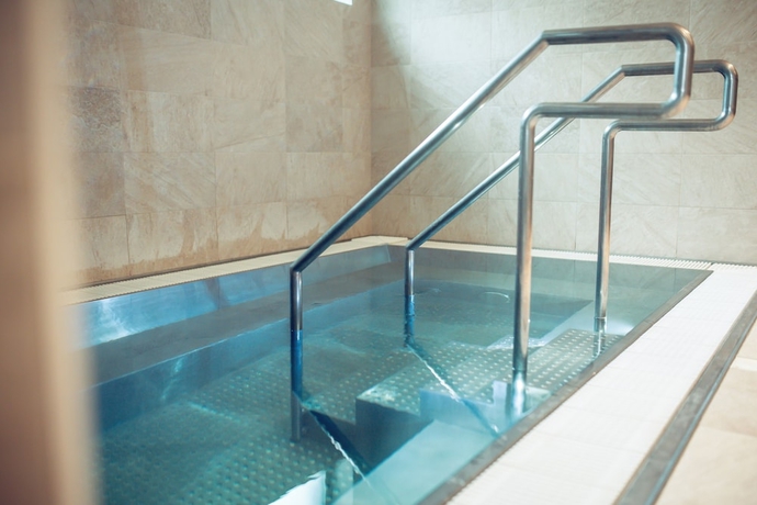 Imagen de la piscina del Hotel Ka&scaron;tieľ Mojm&iacute;rovce. Foto 16
