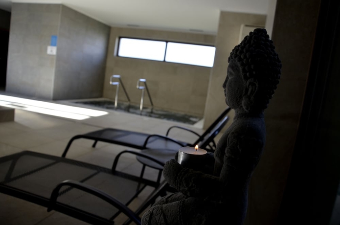Imagen de la piscina del Hotel Ka&scaron;tieľ Mojm&iacute;rovce. Foto 17