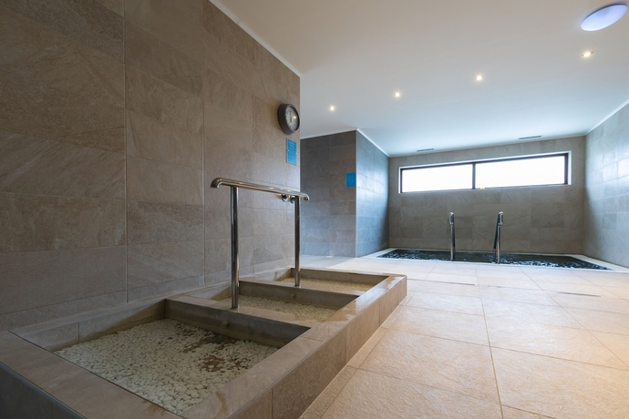 Imagen de la piscina del Hotel Ka&scaron;tieľ Mojm&iacute;rovce. Foto 18