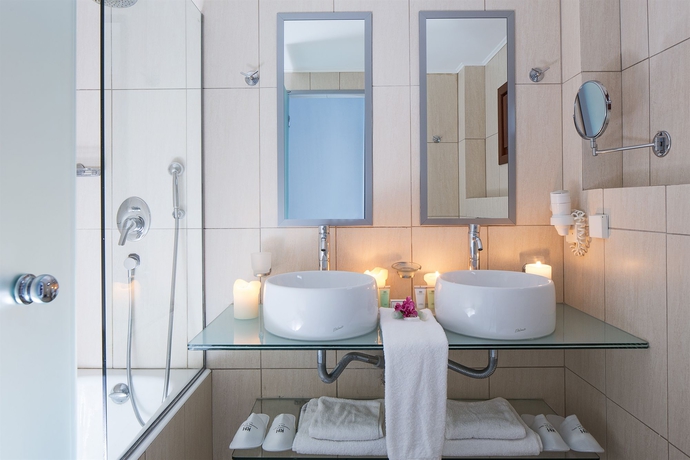 Imagen de la habitación del Hotel Kassandra Bay Resort, Suites and Spa. Foto 6