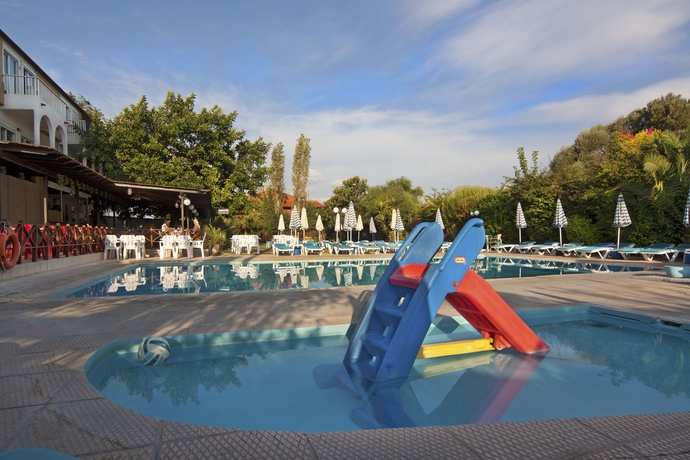 Imagen de la piscina del Hotel Kassandra Family Aparthotel and Spa. Foto 15