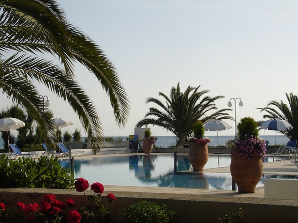 Imagen de la piscina del Hotel Kassandra Mare. Foto 16