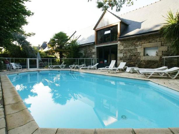 Imagen de la piscina del Hotel Kastell Dinec'h. Foto 6