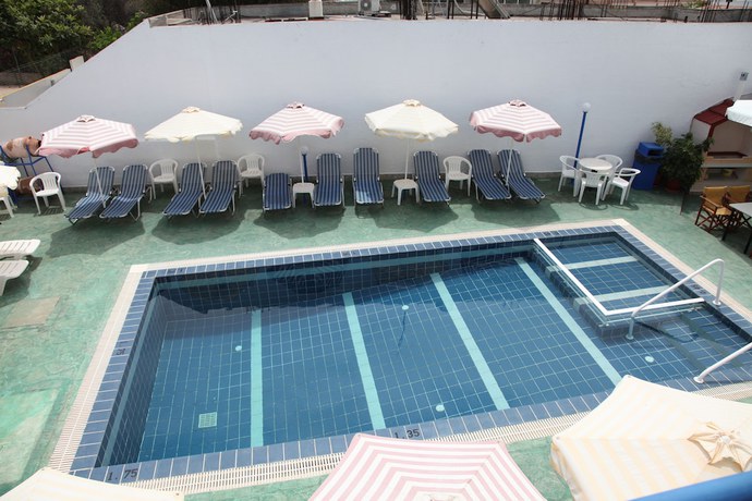 Imagen de la piscina del Hotel Kastelli. Foto 15