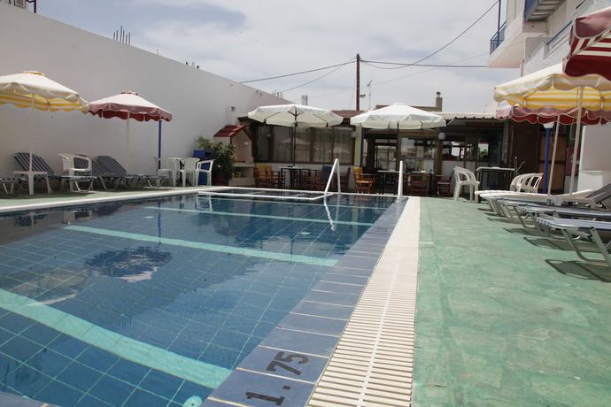 Imagen de la piscina del Hotel Kastelli. Foto 16