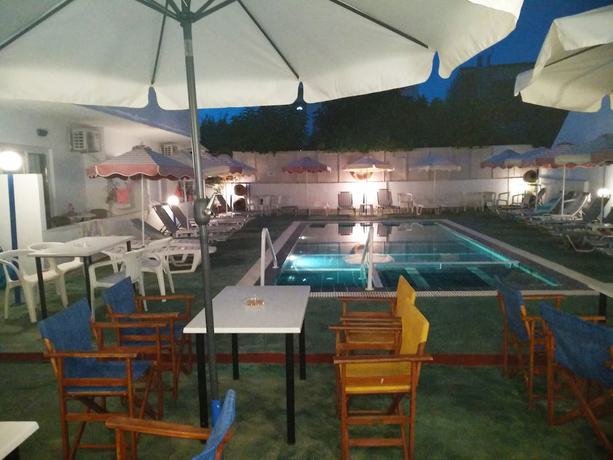 Imagen de la piscina del Hotel Kastelli. Foto 17