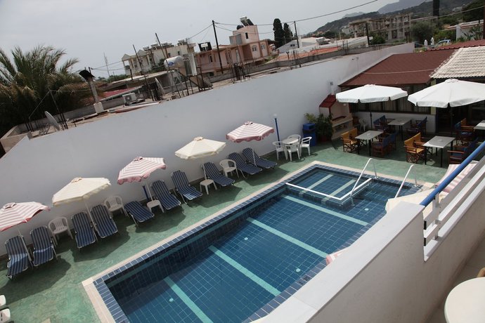 Imagen de la piscina del Hotel Kastelli. Foto 18