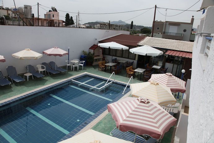 Imagen de la piscina del Hotel Kastelli. Foto 19