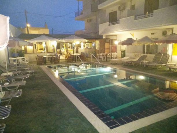 Imagen de la piscina del Hotel Kastelli. Foto 20