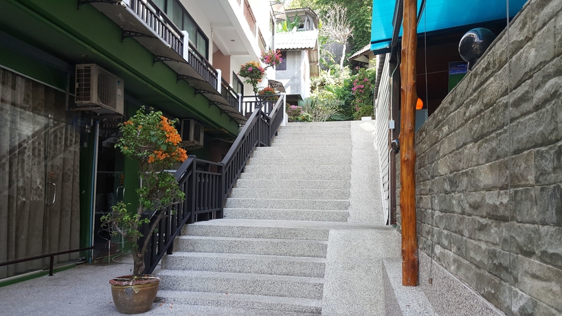 Imagen general del Hotel Kata Beachwalk and Bungalows. Foto 5