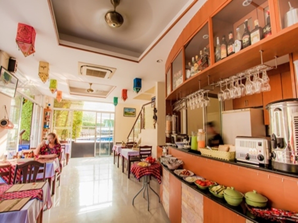 Imagen del bar/restaurante del Hotel Kata Blue Sea Resort. Foto 2