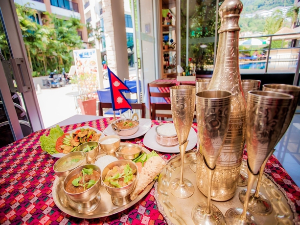 Imagen del bar/restaurante del Hotel Kata Blue Sea Resort. Foto 5