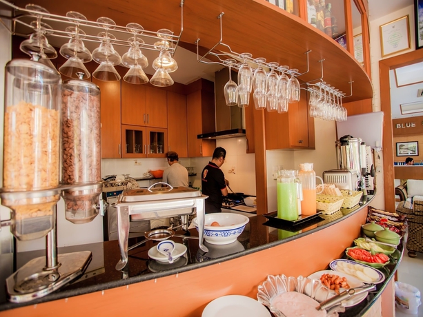 Imagen del bar/restaurante del Hotel Kata Blue Sea Resort. Foto 7