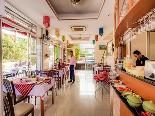 Imagen del bar/restaurante del Hotel Kata Blue Sea Resort. Foto 8