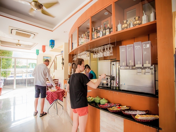 Imagen del bar/restaurante del Hotel Kata Blue Sea Resort. Foto 9