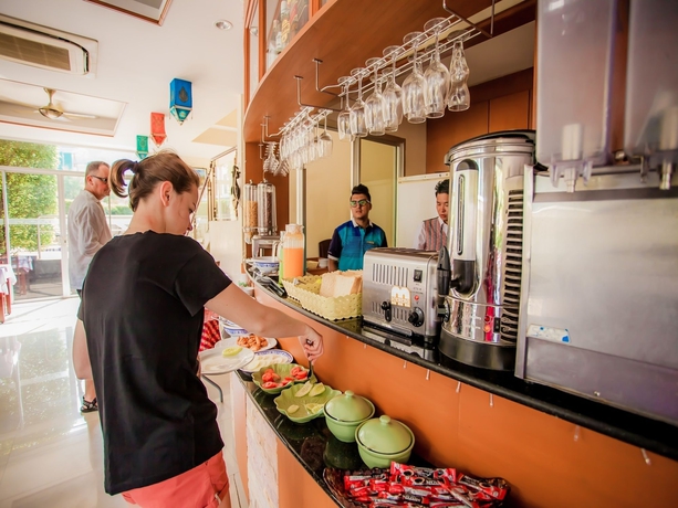 Imagen del bar/restaurante del Hotel Kata Blue Sea Resort. Foto 10