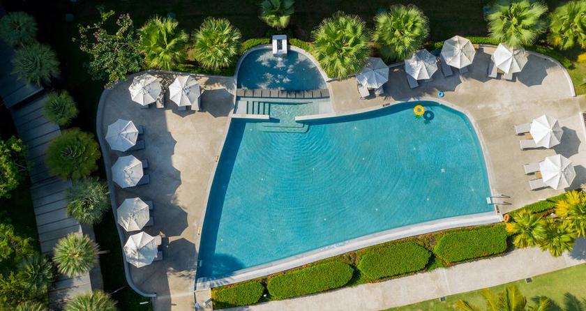 Imagen de la piscina del Hotel Katathani Phuket Beach Resort. Foto 13