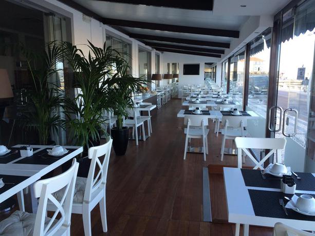 Imagen del bar/restaurante del Hotel Katekero Ii - Residencial E Apartamentos Do Mar. Foto 2