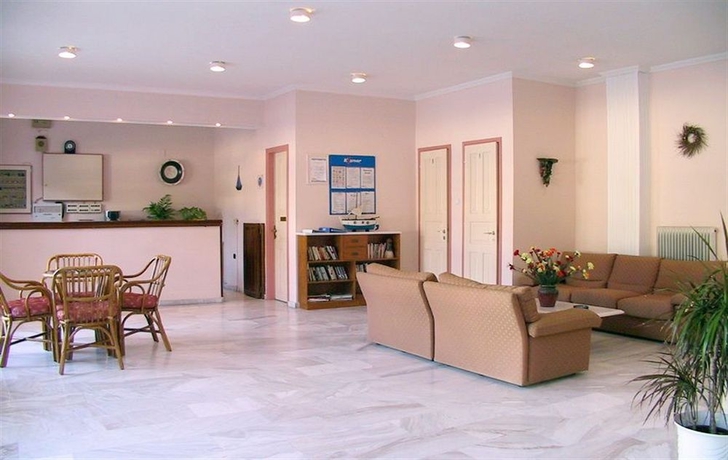 Imagen de los interiores del Hotel Katerina, Agia Marina. Foto 2
