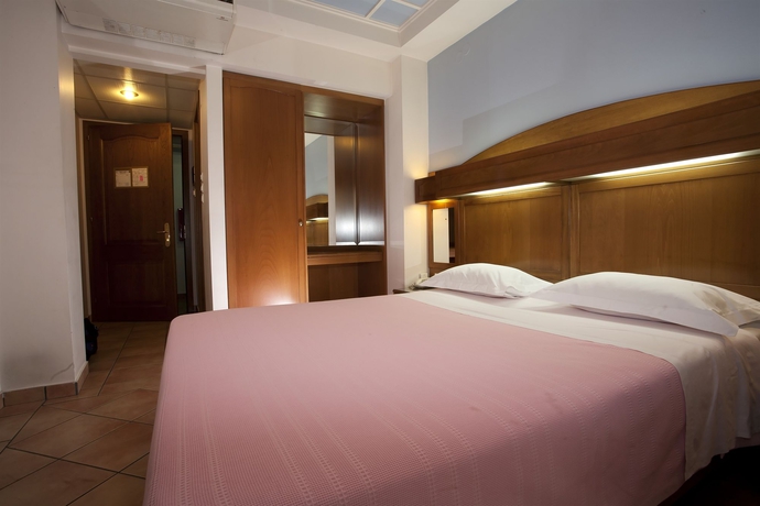 Imagen de la habitación del Hotel Katerina, Atenas. Foto 4