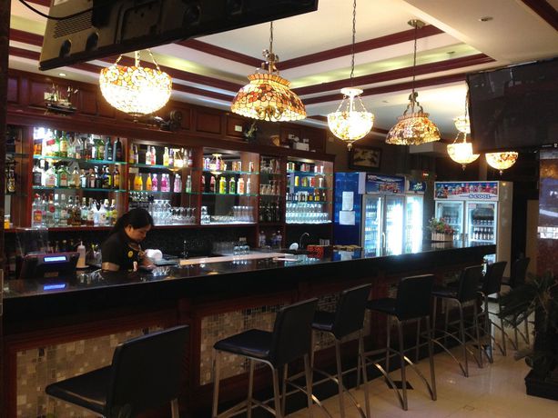 Imagen del bar/restaurante del Hotel Katesiree Residence. Foto 2