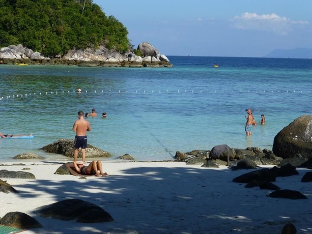 Imagen de los exteriores del Hotel Kathalee Beach Resort Koh Lipe. Foto 9