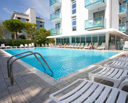 Imagen de la piscina del Hotel Katja. Foto 10