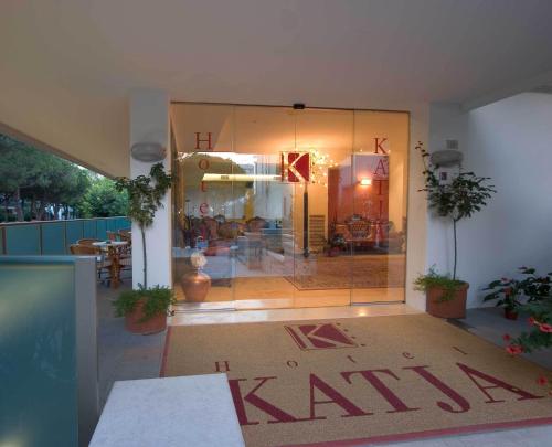 Imagen de los exteriores del Hotel Katja. Foto 9