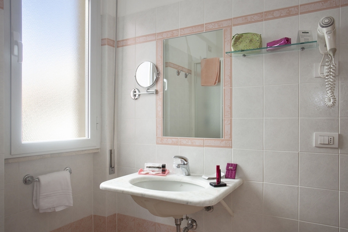 Imagen de la habitación del Hotel Katy. Foto 10