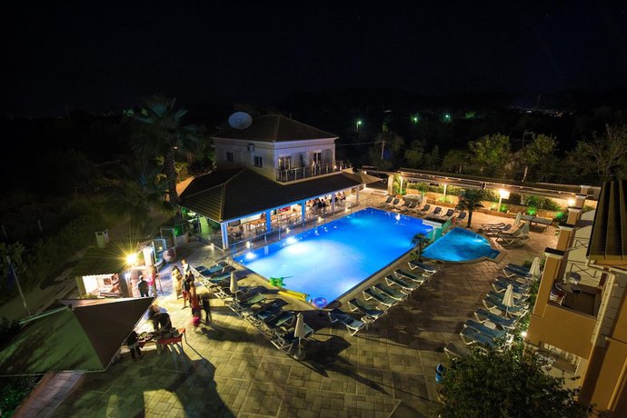 Imagen de la piscina del Hotel Kavos Plaza. Foto 17