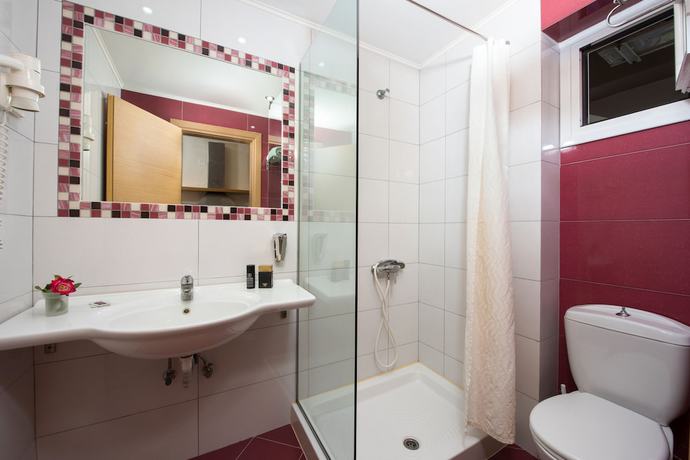 Imagen de la habitación del Hotel Kavos Plaza. Foto 10