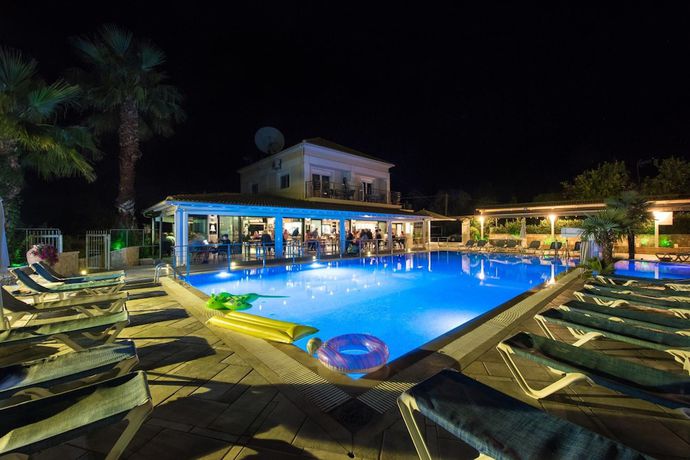 Imagen de la piscina del Hotel Kavos Plaza. Foto 18